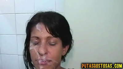 Iuvenis brunette habebat sexum oris et ani priusquam questus cum in faciem suam